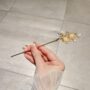 Golden Bloom Kanzashi – Elegant Floral Hair Stick with Pearls & Gold Finish ✨🤍🌸