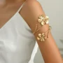 🌼 Golden Bloom Arm Cuff – Elegant Floral Statement Jewelry ✨ - Image 2